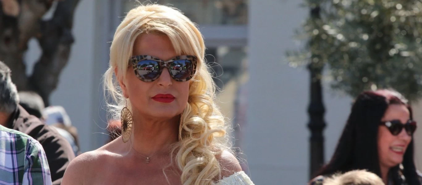 Μαρίνα Πατούλη: Ο «ερυθρόλευκος» χαρταετός και το... ιδιαίτερο ντύσιμο (φωτο)